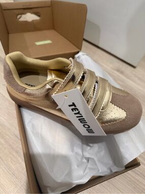 Kids Metallic Gold Sneaker